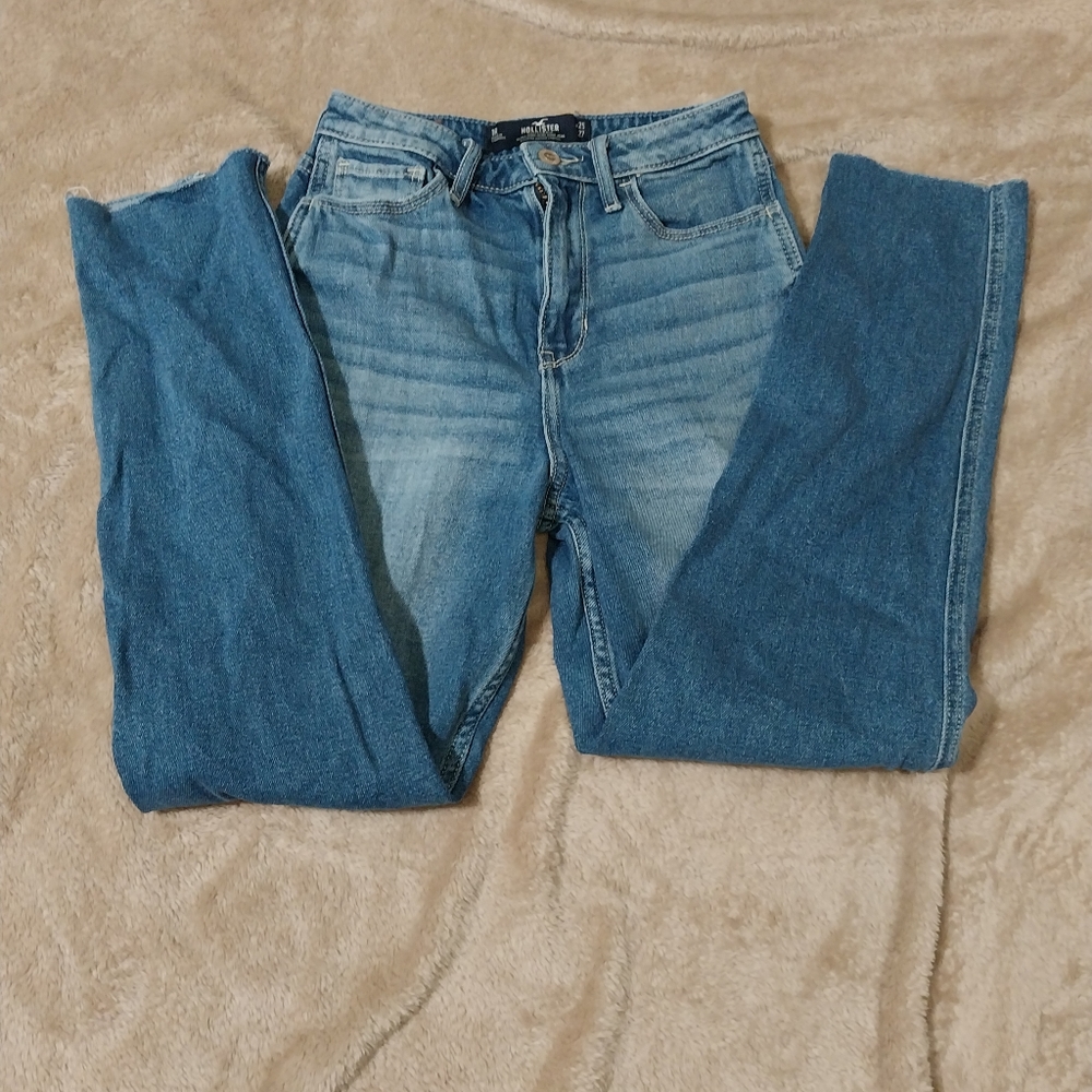 EUC Hollister Ultra High Rise Mom Jean 25 × 27 Distressed